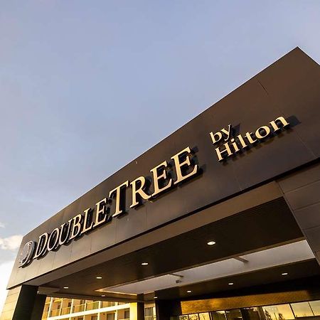 Отель Doubletree By Hilton Calgary North Экстерьер фото
