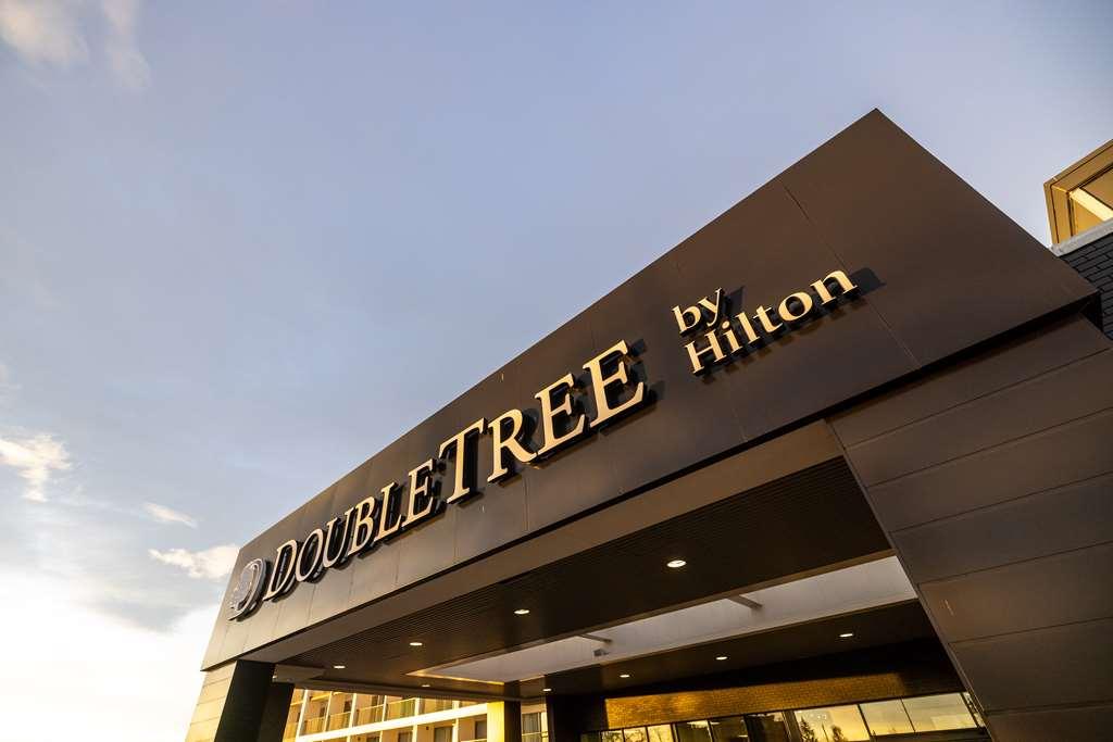 Отель Doubletree By Hilton Calgary North Экстерьер фото