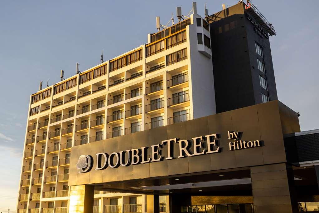Отель Doubletree By Hilton Calgary North Экстерьер фото