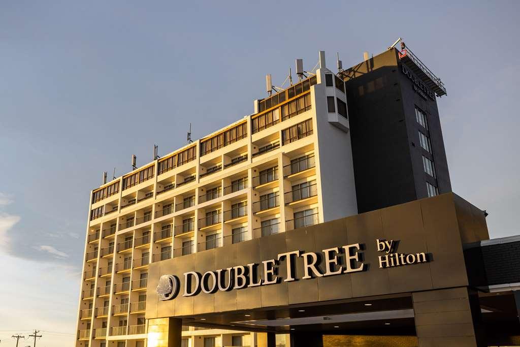 Отель Doubletree By Hilton Calgary North Экстерьер фото