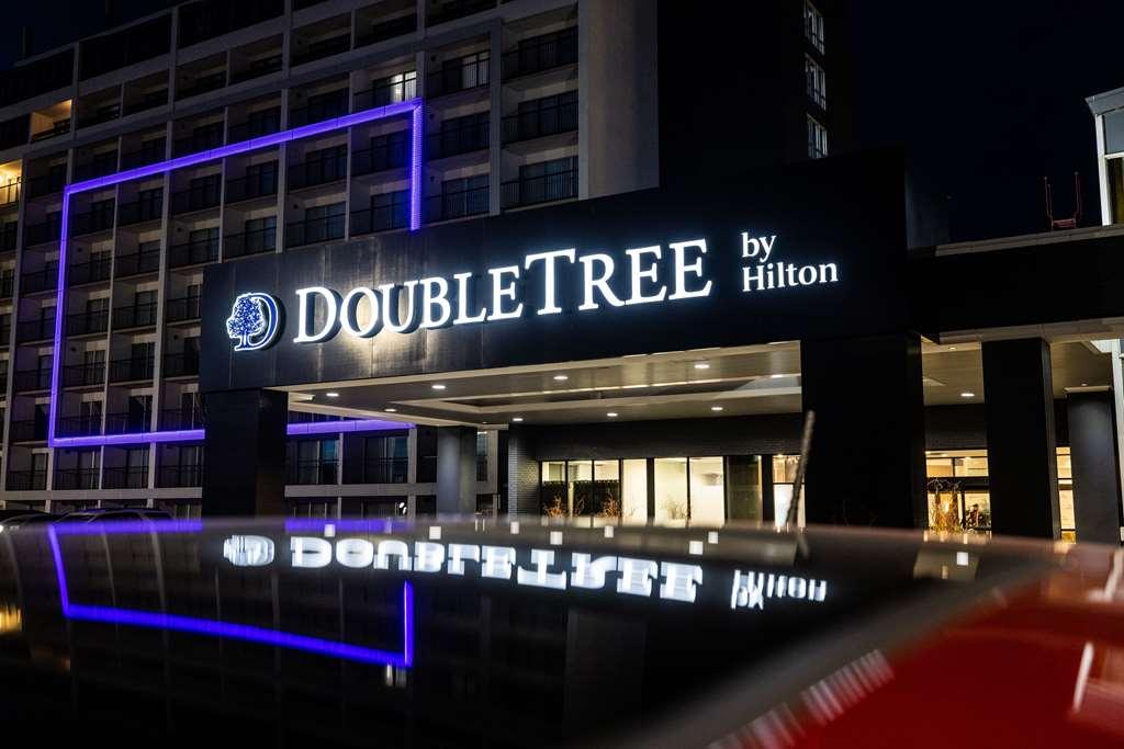 Отель Doubletree By Hilton Calgary North Экстерьер фото