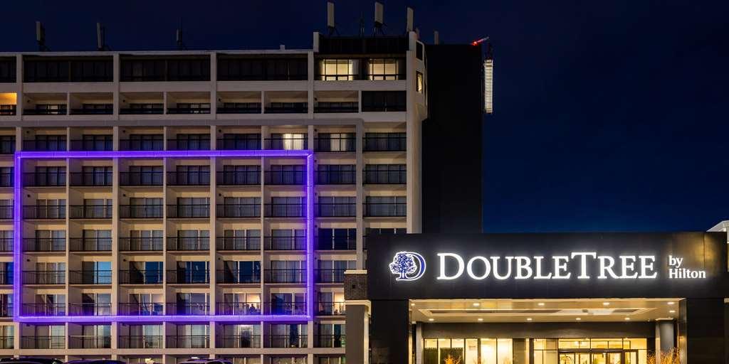 Отель Doubletree By Hilton Calgary North Экстерьер фото