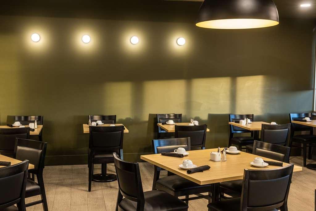 Отель Doubletree By Hilton Calgary North Ресторан фото
