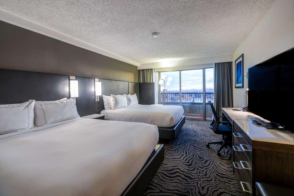 Отель Doubletree By Hilton Calgary North Номер фото