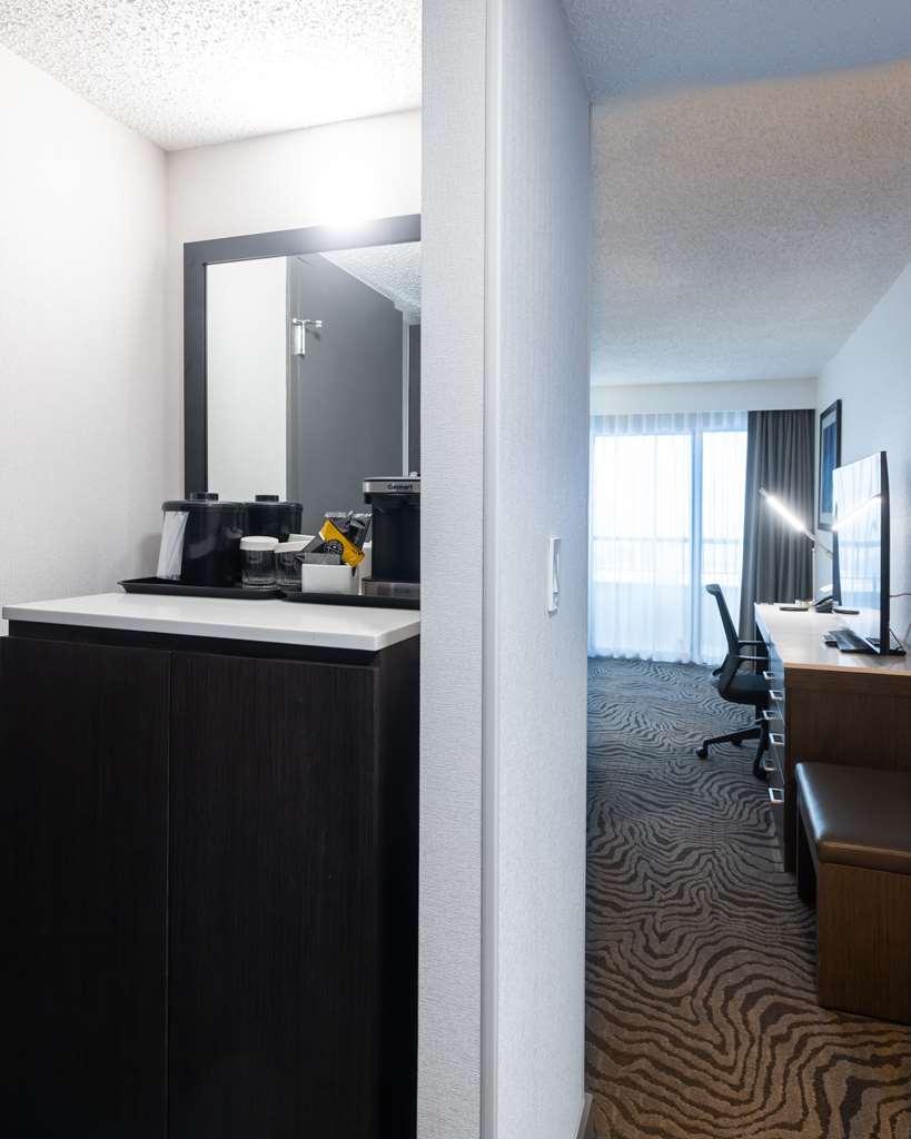 Отель Doubletree By Hilton Calgary North Номер фото