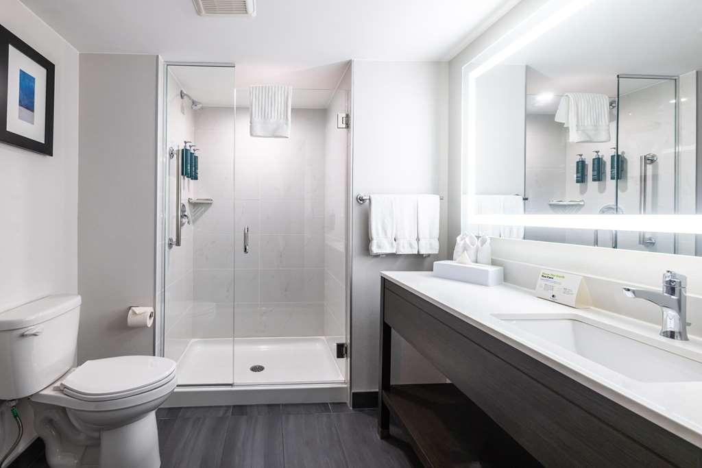 Отель Doubletree By Hilton Calgary North Экстерьер фото