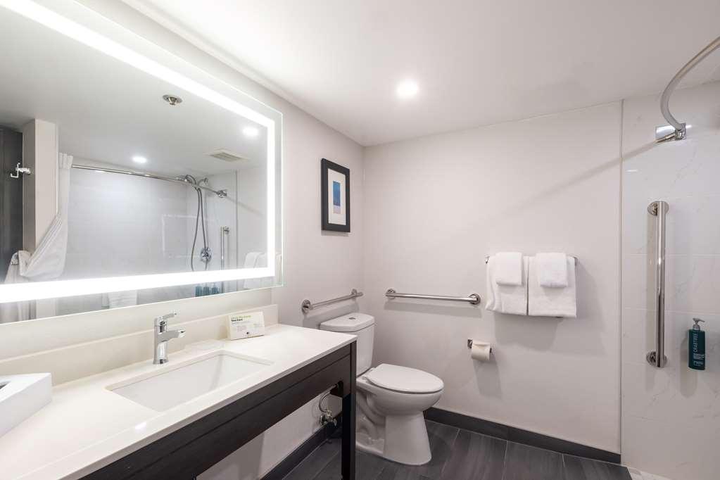 Отель Doubletree By Hilton Calgary North Экстерьер фото