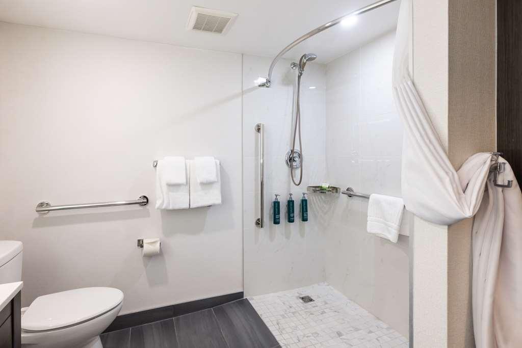 Отель Doubletree By Hilton Calgary North Экстерьер фото