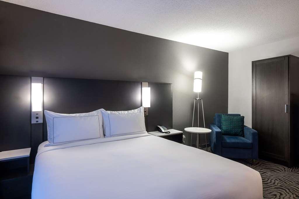 Отель Doubletree By Hilton Calgary North Номер фото