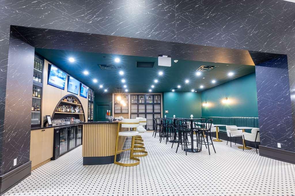 Отель Doubletree By Hilton Calgary North Ресторан фото